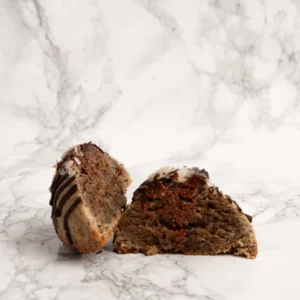 Kokos cookie delad på mitten med tät kokosdegstruktur synlig