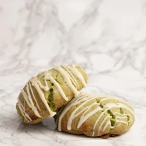 Två matchagröna cookies staplade mot varandra med vit chokladdrizzle