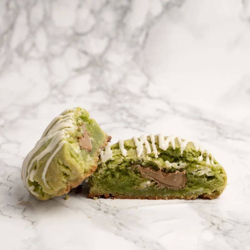 Matcha cookie delad på mitten med synlig chokladfyllning inuti